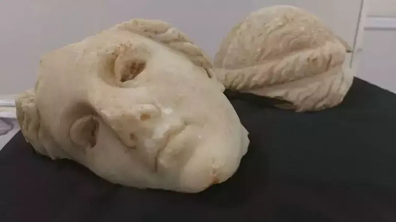 İzmir Metropolis'te 2 bin 200 yıllık tanrıça başı bulundu