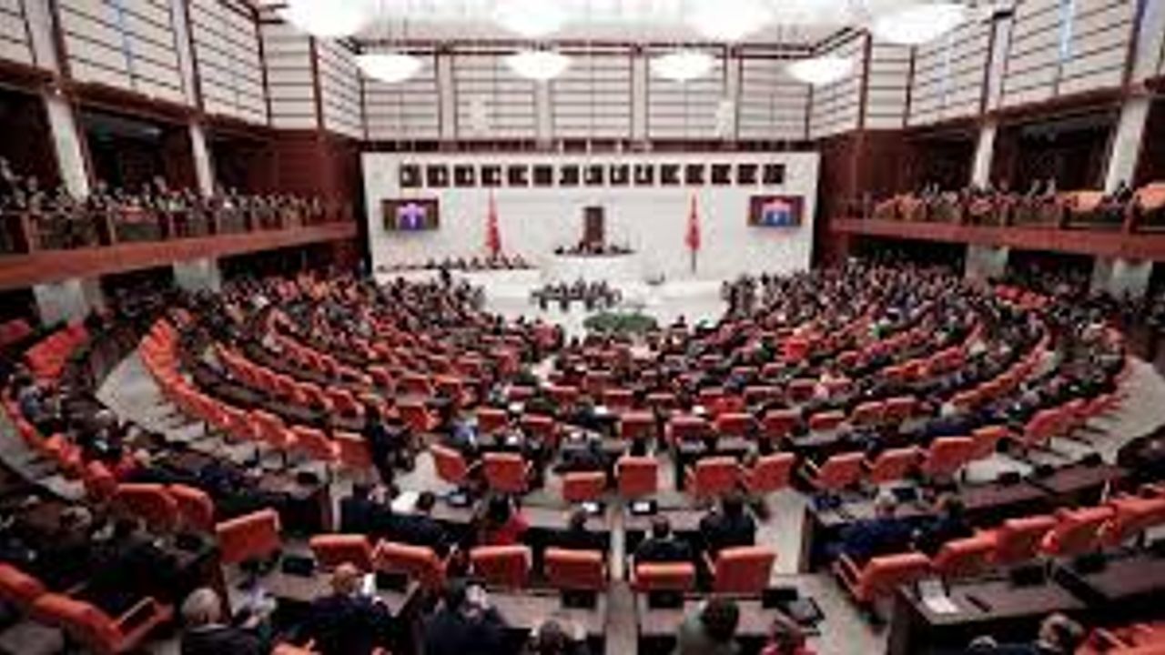 Meclis'te taciz skandalı protestosuna polis engeli