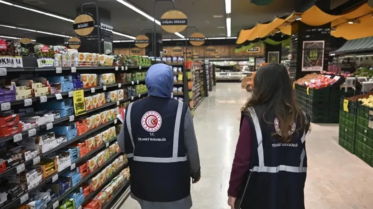 Ticaret Bakanlığı, İzmir'de yerel ve zincir marketlerdeki haksız fiyat listesini tek tek açıkladı