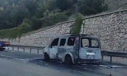 Ankara’da alev topuna dönen otomobil kullanılamaz hale geldi