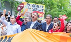 Başkan Tugay emekçilerle yürüdü: “Arzu ettiğimiz özgürlüklere kavuşacağız”