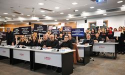 Bornova Belediye Meclisi'nde kadınlardan sessiz eylem