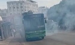 Denizli’de seyir halindeki halk otobüsünü kaplayan dumanlar korku dolu anlar yaşattı