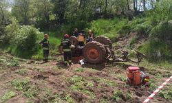 Devrilen traktörün altında hayatını kaybetti