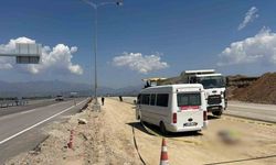 Geri manevra yapan minibüsün altında kalarak can verdi