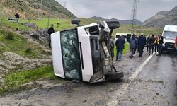 Hakkari’de öğrenci servisi devrildi