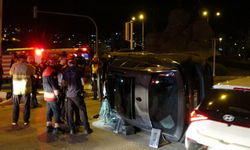 İzmir Bayraklı’da takla atan araç trafik lambasına çarptı