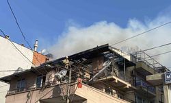 İzmir'de 4 katlı binanın çatısı alev aldı!