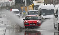 İzmir'de sağanak yaşamı olumsuz etkiledi