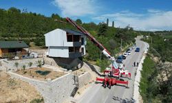 Kaçak villayı vinçle taşıdı