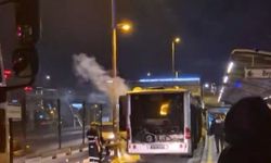 Kağıthane’de metrobüsün motor bölümü yandı, seferler kısa süre durduruldu