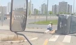 Kaza geçiren sürücü yan yatan kamyonetinin başında bekledi