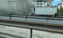 Kocaeli’de alevlere teslim olan tır, itfaiye ekiplerince söndürüldü