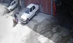 Kontrolden çıkan şarjlı bisiklet demir kapıya çarparak durdu