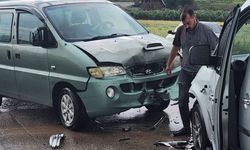 Osmaniye’de minibüs ile ticari araç çarpıştı