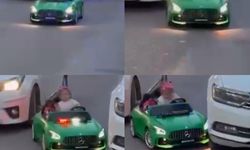 Otomobil çocuğun bindiği akülü araca çarptı: O anlar kamerada
