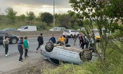 Takla atan otomobilden emniyet kemeri sayesinde yara almadan çıktı