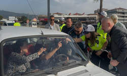 Trafik kontrolü bugün daha tatlı! Menemen’de denetimde sürücülere çilek ikramı
