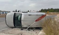 Viraja hızlı giren aracı ’DUR’ tabelası durdurdu