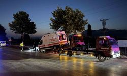 Ambulans ile çarpışan otomobilde can pazarı