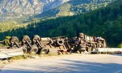 Antalya’da demir profil yüklü tır devrildi: 1 ölü