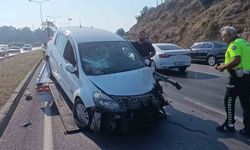 Aynı istikametteki araca çarptıktan sonra Karşı şeride geçip tur aracına çarptı: 3 yaralı