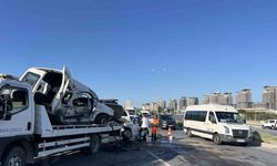 Başakşehir’de hafif ticari araç, karşı yöndeki otomobile çarptı: 1’i ağır 2 yaralı