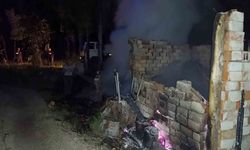 Çankırı’da kavak ağaçları ve baraka alevlere teslim oldu