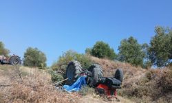 Devrilen traktörün altında can verdi
