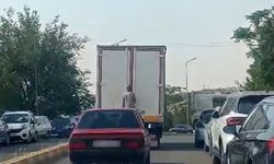 Diyarbakır’da kamyonetin arkasına tutunan şahsın tehlikeli yolculuğu kamerada