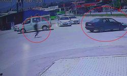 El frenini çekmeyi unuttuğu aracının peşinden koşsa da çaresiz kaldı, o anlar kamerada