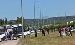 Freni patlayan minibüs önündeki araca ve aydınlatma direğine çarptı: 4 yaralı