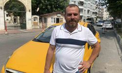 Günün kahramanı taksici: Caddeyi geçip insanların üzerine giden otomobili durdurdu