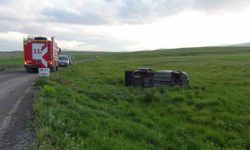 Kars’ta hafif ticari araç şarampole uçtu: 5 yaralı