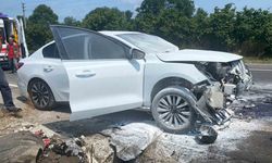 Kontrolden çıkan otomobil refüje çarpınca alev aldı: 2 yaralı