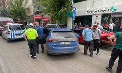 Kontrolü kaybedilen otomobil park halindeki araçlara çarptı