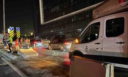 Küçükçekmece E-5’te beton bariyere çarpan otomobil yan yola girdi