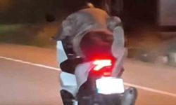 Motosiklet sürücüsü yaptığıyla hayrete düşürdü