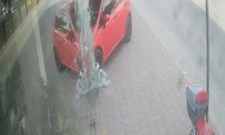 Otomobilin mağazaya daldığı anlar kamerada