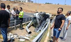 Refüje çıkan otomobilin sürücüsü kazayı yara almadan atlattı