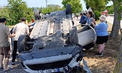 Ters dönen araçta sıkışan sürücüyü itfaiye kurtardı