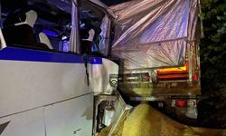 Yolun kenarında duran tıra işçi servisi çarptı