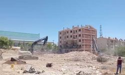Ağır hasarlı bina korna sesi ile yerle bir oldu