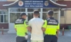Jandarmanın dikkati sayesinde aranan şahıs yakalandı