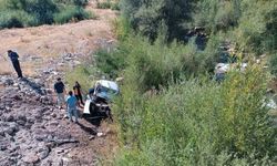 Otomobil dere yatağına uçtu: 2 ölü