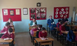 Bilecik Pazaryeri'nde protokol öğrencilerle birlikte kitap okudu
