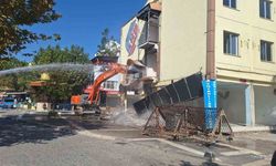 Sındırgı’da depremde hasar alan otel yıkıldı