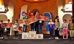 Çeşme'de, Ufuk Aksoy anısına satranç turnuvası gerçekleştirildi