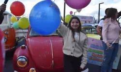 İzmir'de Onkoloji servisindeki çocuklara balonlarla moral