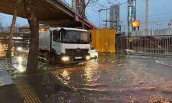 İzmir'de sağanak hayatı olumsuz etkiledi!